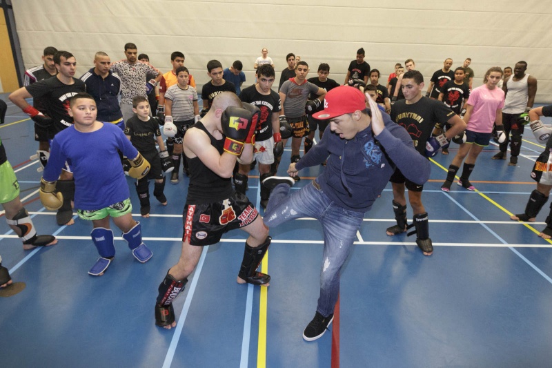 In Hatert krijgen probleemjongeren (of noem ze straatjongeren) vanmiddag kickboxles van twee kickboxkampioenen. Is een beloning voor hun deelname aan een sport (box) programma van een jongerenwerker van Tandem, die ook kickboxtrainer is.. Nijmegen, 7-12-2014 . dgfoto.