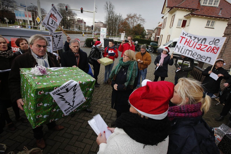 protest huishoudelijke hulpen. hulpen bieden handtekening aan de grote baas van Verian aan.
. Nijmegen, 11-12-2014 . dgfoto.