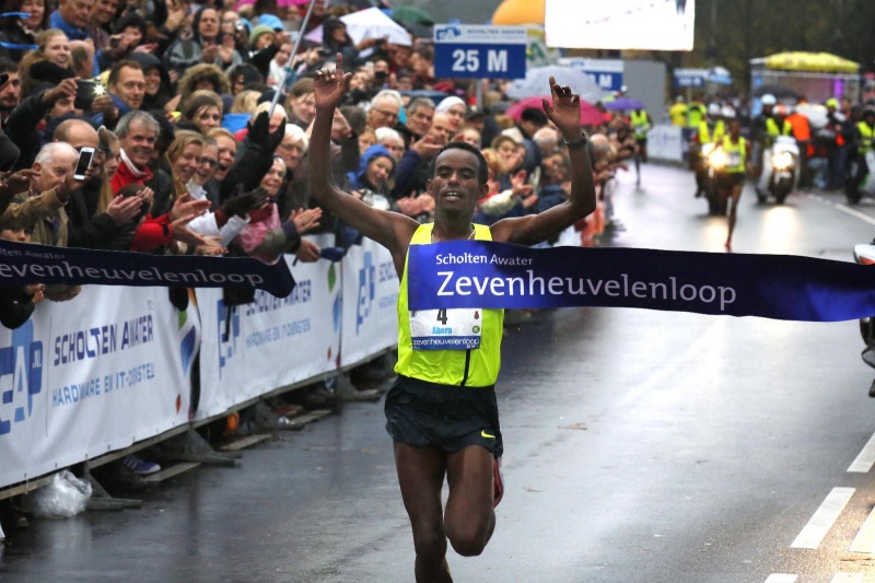 Zevenheuvelenloop finish. Nijmegen, 16-11-2014 . dgfoto.