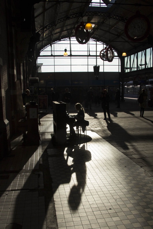 Depiano op het station werd dit weekend ook weer flink bespeeld. Siem speelt op het station. Nijmegen, 23-11-2014 . dgfoto.