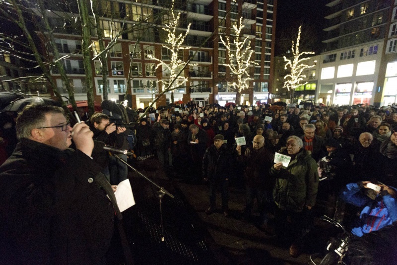 Je suis Charlie, protest en herdenking aanslag op Hebdo op Plein 44 met oa. Bruls, van Heiningen. Nijmegen, 8-1-2015 . dgfoto.