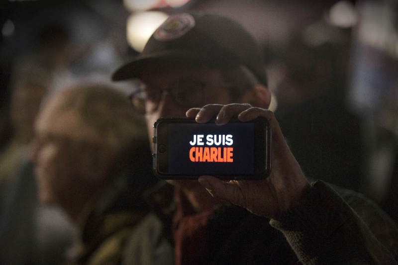 Je suis Charlie, protest en herdenking aanslag op Hebdo op Plein 44 met oa. Bruls, van Heiningen. Nijmegen, 8-1-2015 . dgfoto.