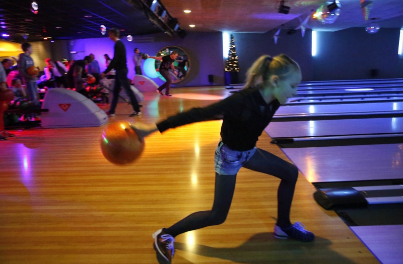 Uitgaan op eerste Kerstdag in Nijmegen: De bowlingbaan. Nijmegen, 26-12-2014 . dgfoto.