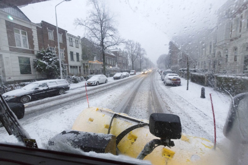 Met de sneeuwruimer op pad, sneeuw. Nijmegen, 27-12-2014 . dgfoto.