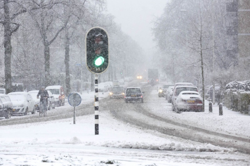 Met de sneeuwruimer op pad, sneeuw. Nijmegen, 27-12-2014 . dgfoto.