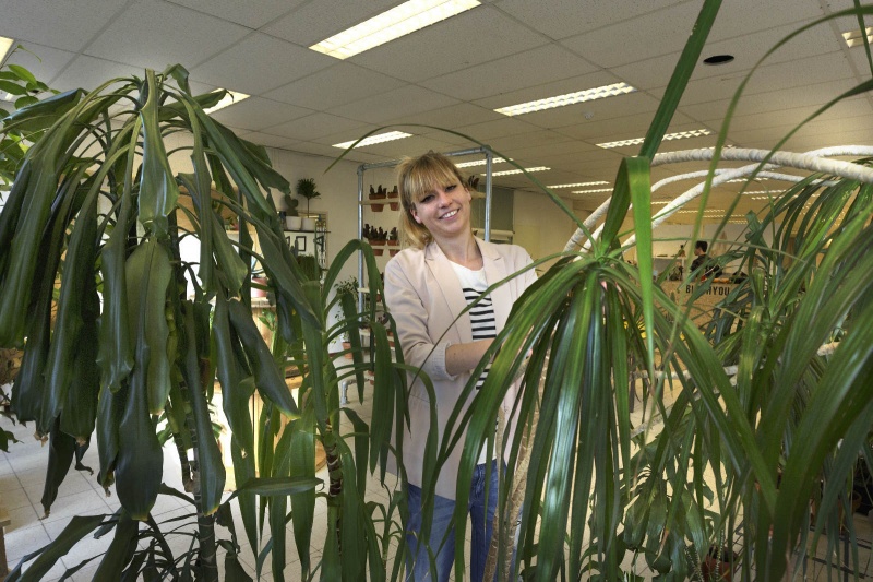 Ilse van Asten in haar plantendeelwinkel. Nijmegen, 4-2-2015 . dgfoto.