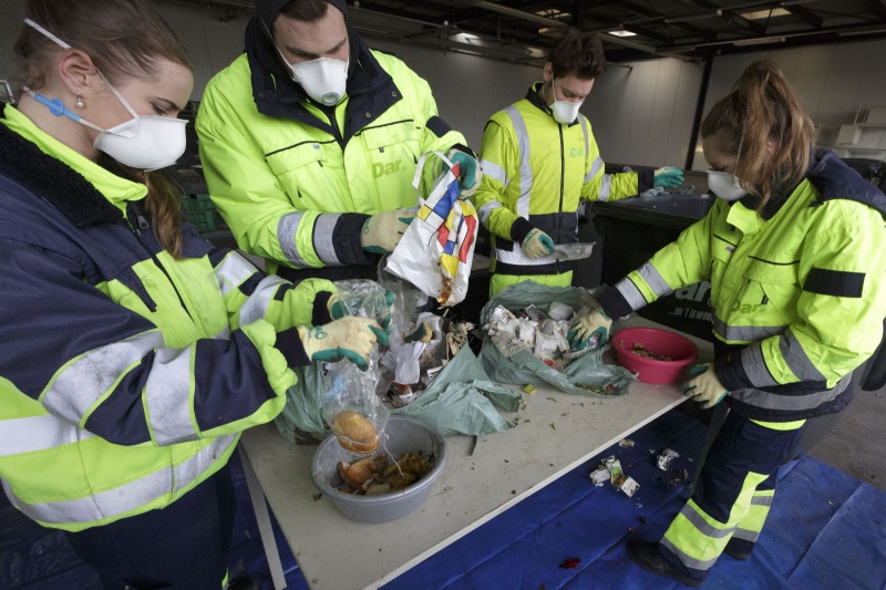 Kanaalstraat, DAR-terrein
Studenten onderzoeken afvalzakken
. Nijmegen, 12-2-2015 . dgfoto.