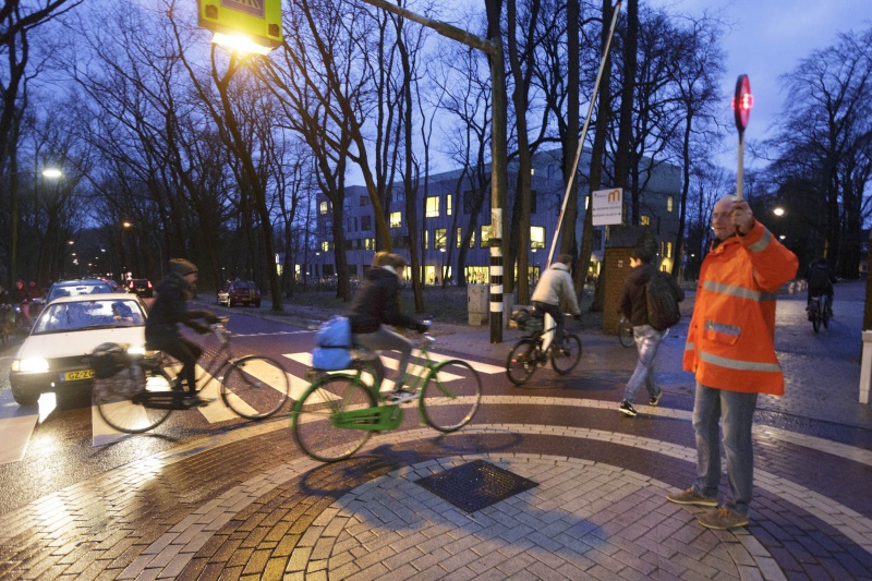 concierges die leerlingen helpen oversteken, over Kwakkenbergweg, Montessoricollege. Nijmegen, 15-1-2015 . dgfoto.