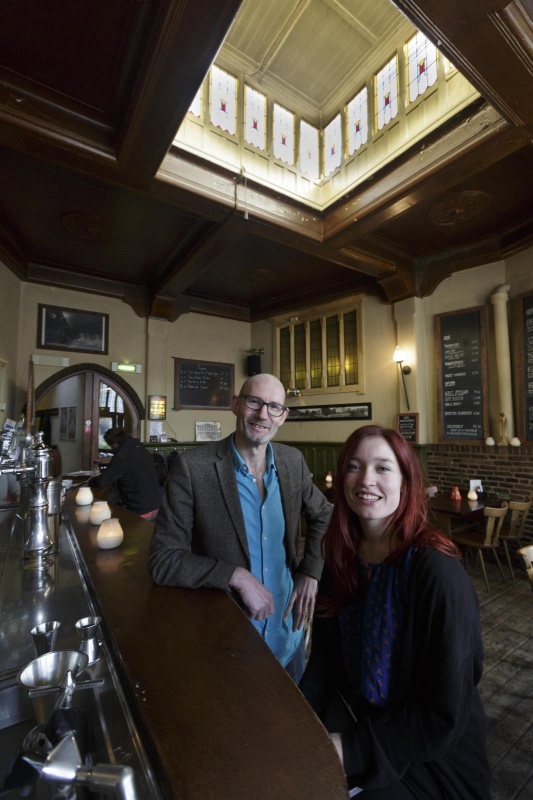 Andr? Overbeek en Elise Bos organiseren met succes voor de vijfde maal Tribute in Oost  in caf? Trianon. Nijmegen, 19-2-2015 . dgfoto.