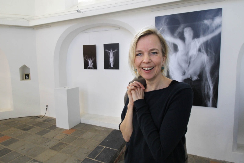 Mieke Janssen , kunstenares. Kerkje van Persingen, 9-3-2015 . dgfoto.