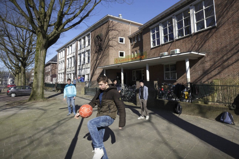 leerlingen en scholieren in of bij  het Karel de Grote College.. Nijmegen, 12-3-2015 . dgfoto.