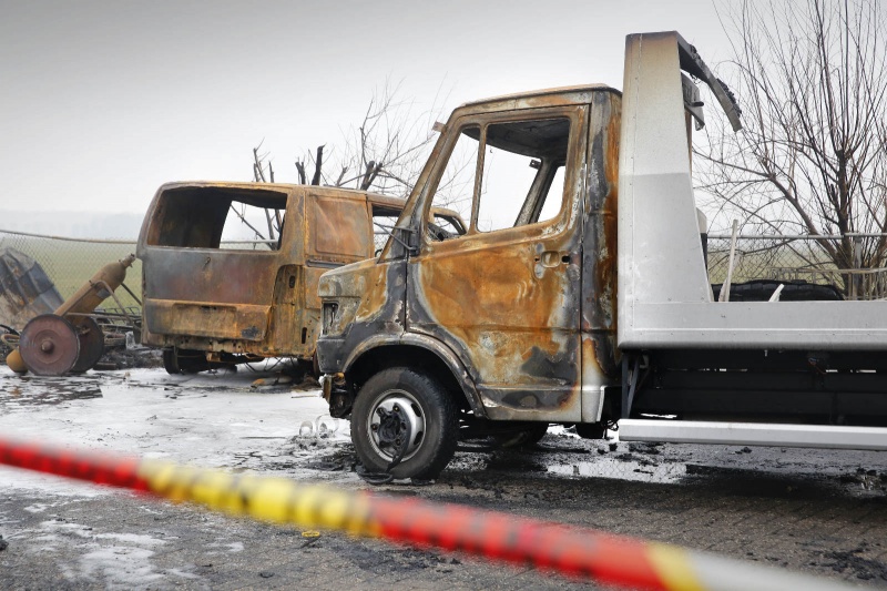 Alphen a/d maas, Wamelseweg 10, verbrande auto's / loods. Is brand geweest op woonwagenkampje. 
, 19-3-2015 . dgfoto.