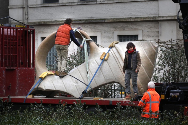 Prachtig kunstwerk van Andreas Hetfeld van een uitvergote gevonden potscherf.. Helaas niet voor Nijmegen maar voor Bathmen.. Zou goed in Nijmegen passen....
. Nijmegen, 24-2-2015 . dgfoto.