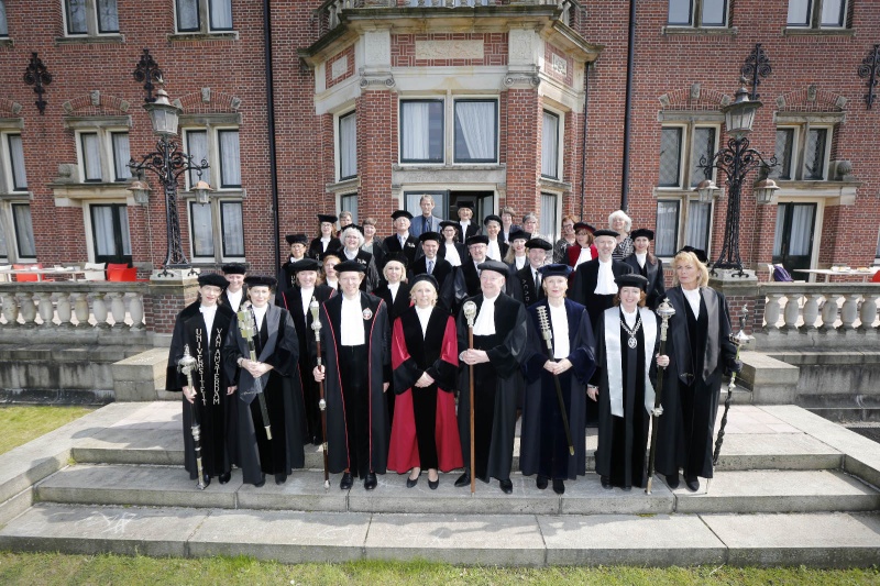 33 pedellen van alle Nederlandse universiteiten op de jaarlijkse pedellendag, ditmaal in Nijmegen. Nijmegen, 10-4-2015 . dgfoto.