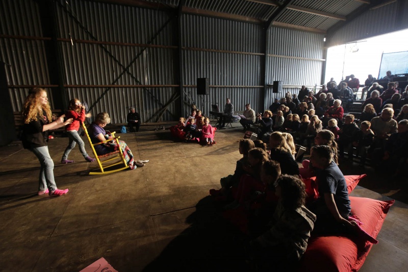 Jeugdtheater HA de voorstelling 'Hoe leuk is mijn demente oma' o Herveld, 12-4-2015 . dgfoto.