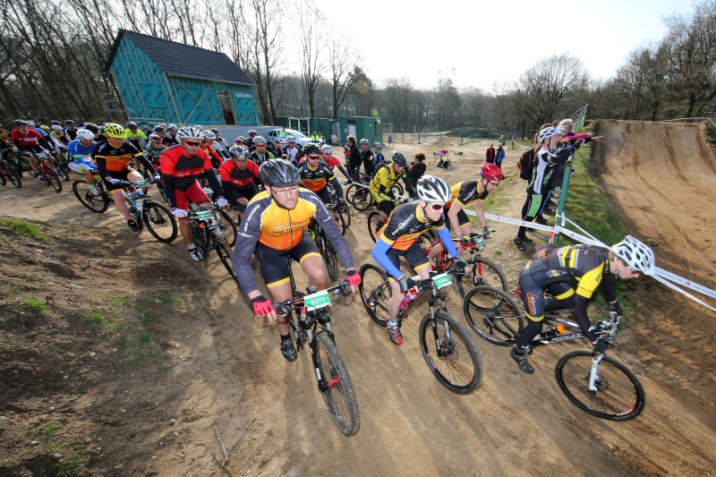 mountainbike: Hel van Groesbeek start, 12-4-2015 . dgfoto.