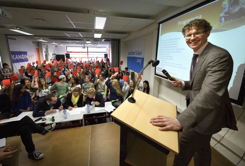 Staatssecretaris Sander Dekker debatteert met scholieren Kandinsky college.De scholieren waren tegen de stelleng. De staatssecretaris overigens ook.
. Nijmegen, 13-4-2015 . dgfoto.