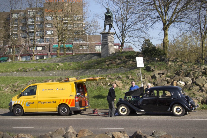 ANWB helpt Citroen Traction d'Avant onder het toeziend oog van keizer Trajanus. Nijmegen, 19-4-2015 . dgfoto.