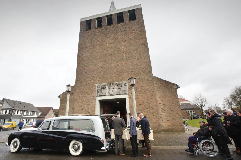 Begrafenis van de 16 jaar lang vermist geweest zijnde Jos Mahler, Doornenburg 21-3-2015 . dgfoto.