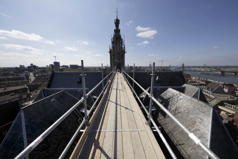 renovatie Stevenskerk uitzicht vanaf, op steigers van, leisteen, . Nijmegen, 23-4-2015 . dgfoto.