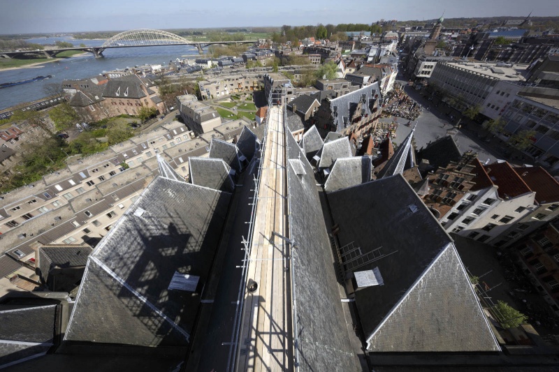 renovatie Stevenskerk uitzicht vanaf, op steigers van, leisteen, . Nijmegen, 23-4-2015 . dgfoto.