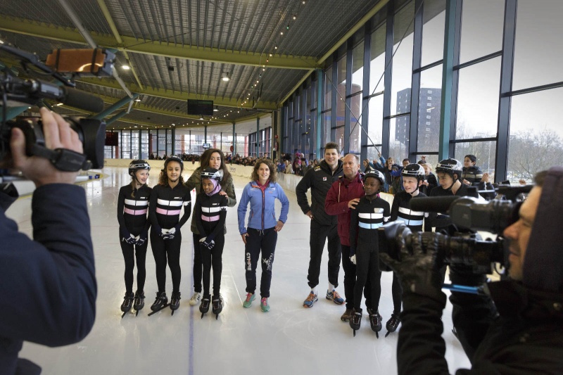 basisschool de Dukendonck mee aan het programma Zappsport, van Ron Boszhard en Naomi van As. Op schaatsbaan Triavium doen de jongens en de meisjes een battle wie het beste kan schaatsen. Zij worden hiervoor vandaag gecoacht door Sven Kramer en Ireen Wust. Nijmegen, 26-3-2015 . dgfoto.