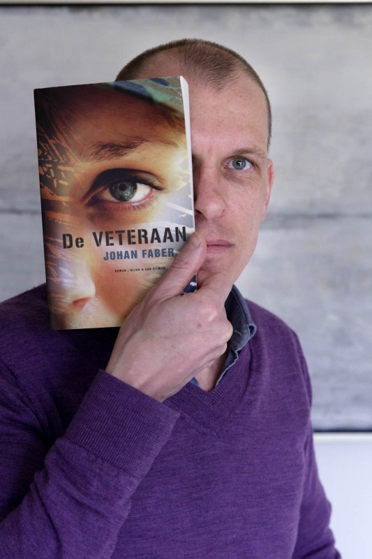 Johan Faber met boek. Nijmegen, 30-3-2015 . dgfoto.