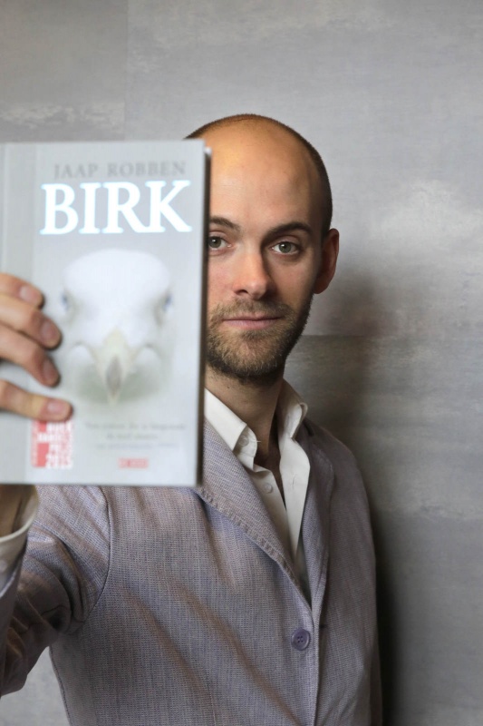 Jaap Robben met zijn boek Birk. Nijmegen, 30-3-2015 . dgfoto.