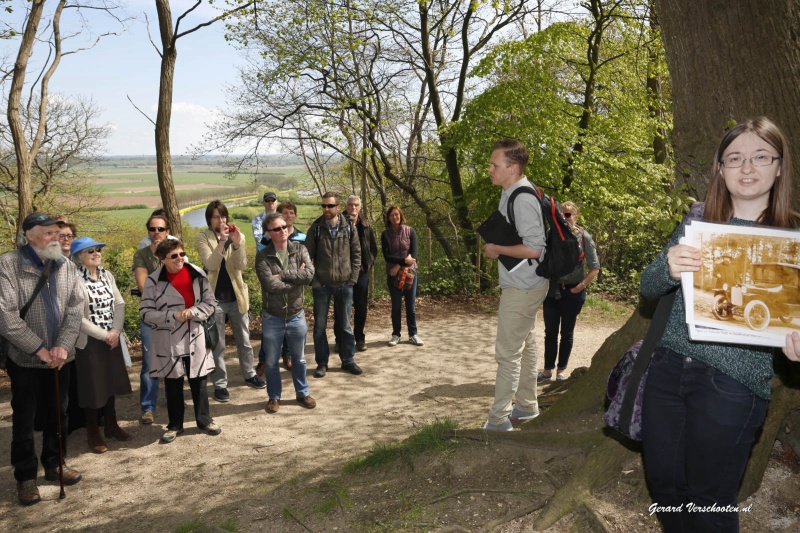 Bij het Kops Plateau in Nijmegen vindt de Kopse Lente Tour plaats, waarbij onder andere verteld wordt over de Romeinse geschiedenis en vondsten daar. Nijmegen, 3-5-2015 . dgfoto.