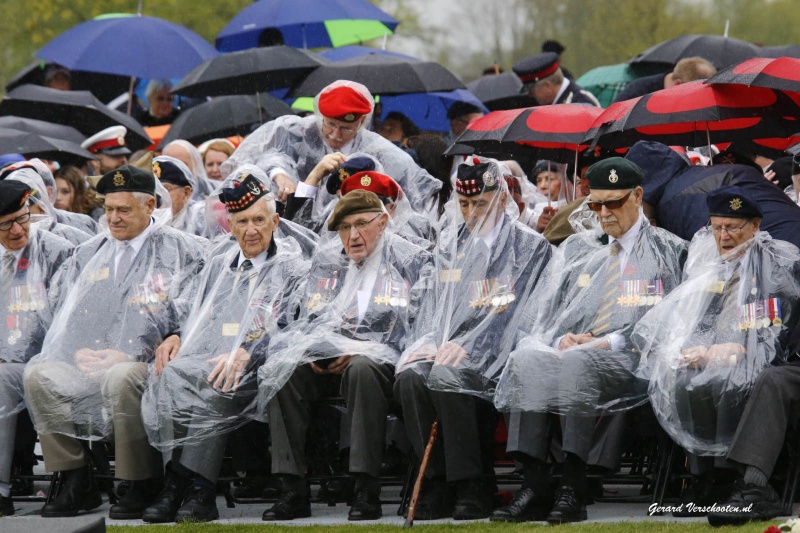 canadese militaire begraafplaats. Dodenherdenking. 70 jaar bevrijdt  door Canadese veteranen, Groesbeek 3-5-2015 . dgfoto.