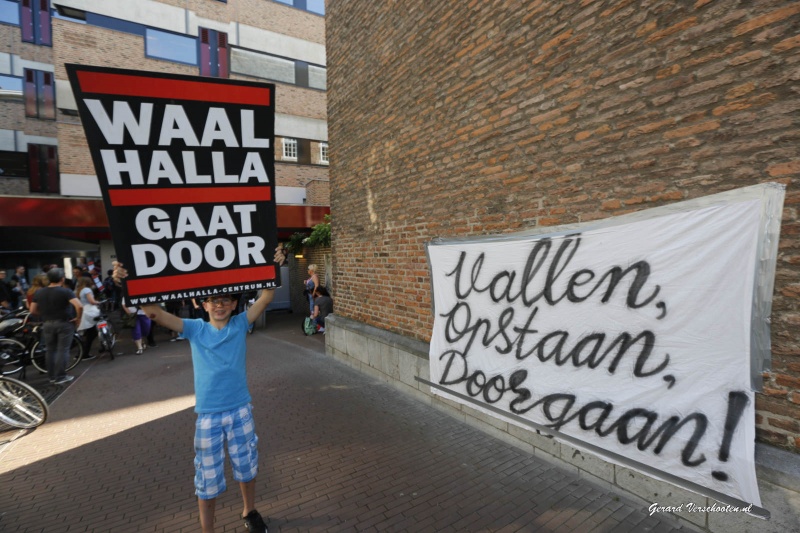 Aktie van Waalhalla bij gemeentehuis. Nijmegen, 10-6-2015 . dgfoto.
