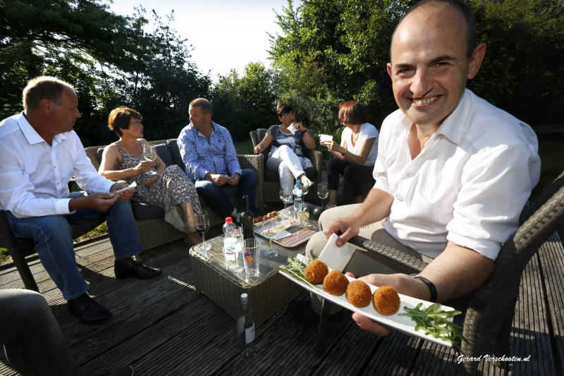 mensen die voor elkaar gaan koken in Horssen, 14-6-2015 . dgfoto.