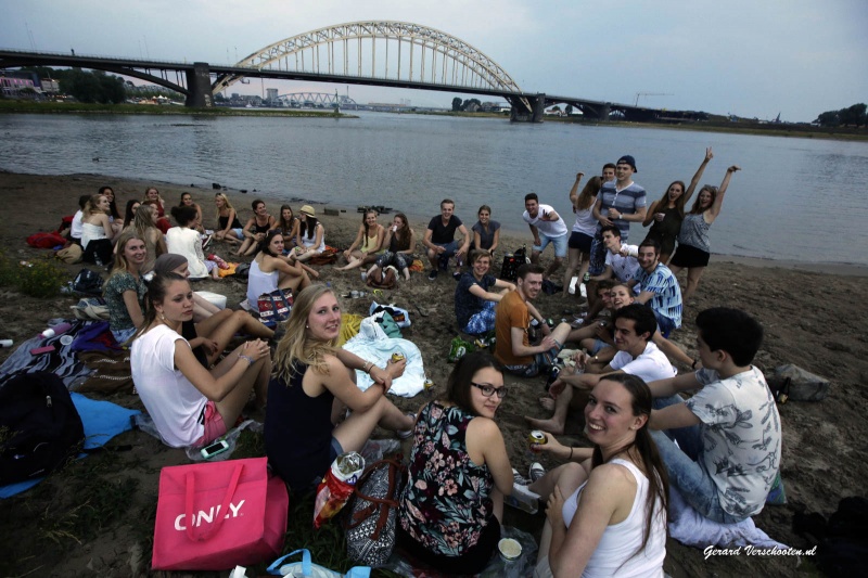 Waalstrand, Stadsstrant, aan de Waal, des avonds. Nijmegen, 2-7-2015 . dgfoto.