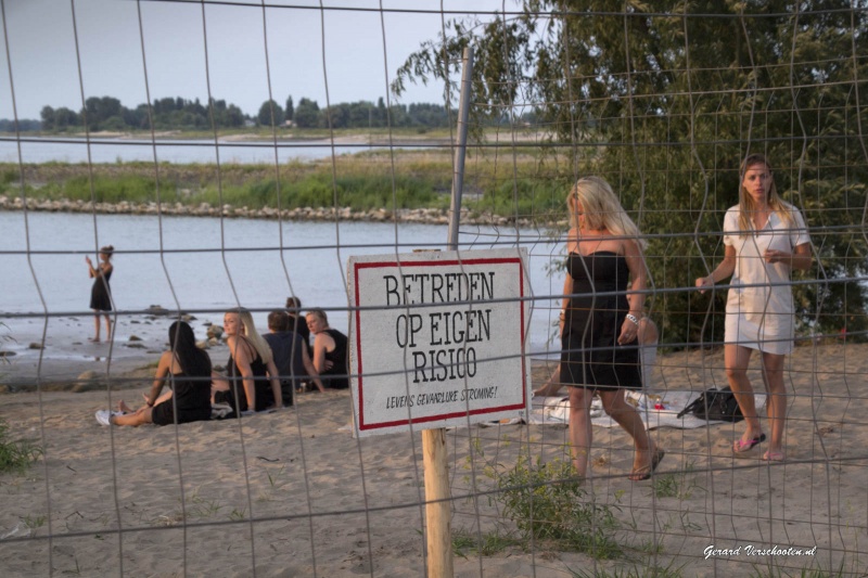 Mensen negeren hekken op de Kaaij. Nijmegen, 5-7-2015 . dgfoto.
