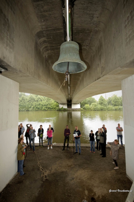 Test klokken die onder de bruggen over het kanaal komen te hangen met wethouder . Nijmegen, 14-7-2015 . dgfoto.