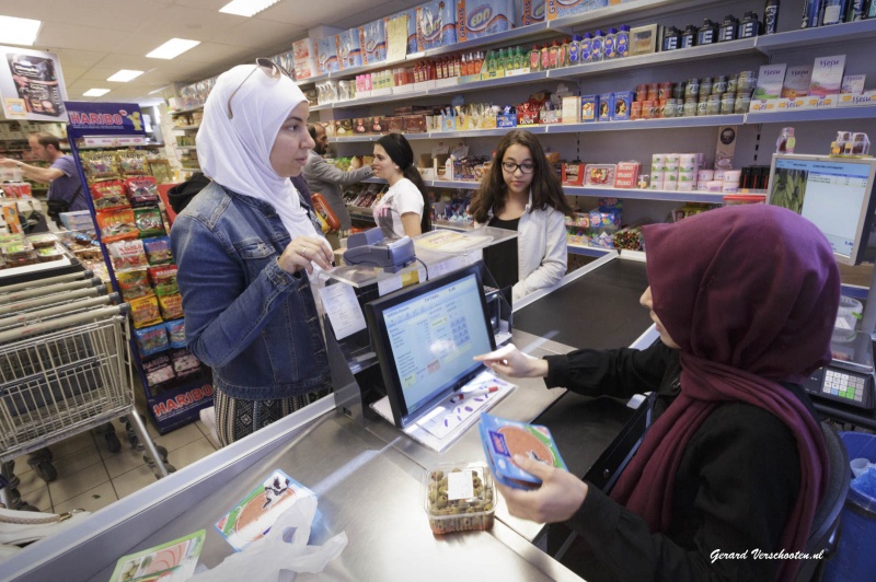 Vandaag doen de moslims inkopen voor het suikerfeest dat morgen wordt gevierd. In de supermarkt Yeni G?naydin wordt het eind van de middag druk. . Nijmegen, 16-7-2015 . dgfoto.