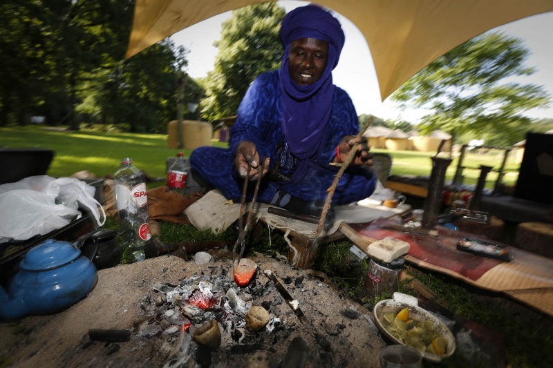 Touaregsmid in aktie in Afrikamuseum. Nijmegen, 6-8-2015 . dgfoto.