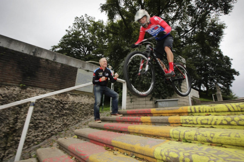 mountainbikers Alex Peters en Jeroen van Eck, die een week later meedoen aan de city downhill, Lindenberg. Nijmegen, 17-9-2015 . dgfoto.