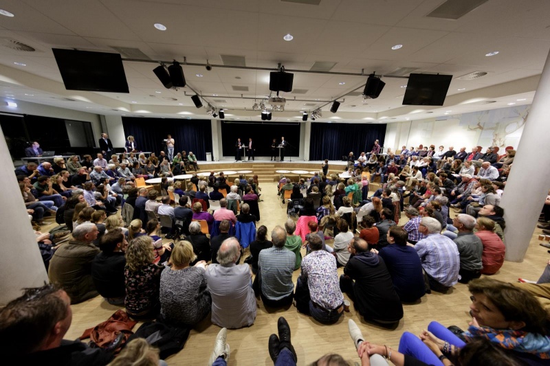 montessori college kwakkenbergweg
informatieavond voor bewoners Nijmegen over vluchtelingen op heumensoord met Bruls, Coa
. Nijmegen, 17-9-2015 . dgfoto.