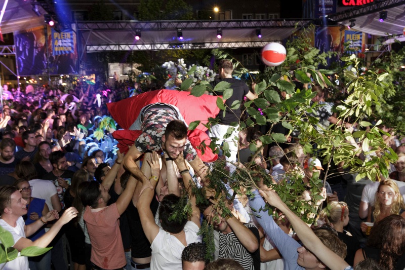 Band zonder banaan.? of zoiets. met takken en strandballen voor het podium. Plein 44,  Vierdaagsefeesten, Zomerfeesten, Vierdaagse 2015, . Nijmegen, 24-7-2015 . dgfoto.