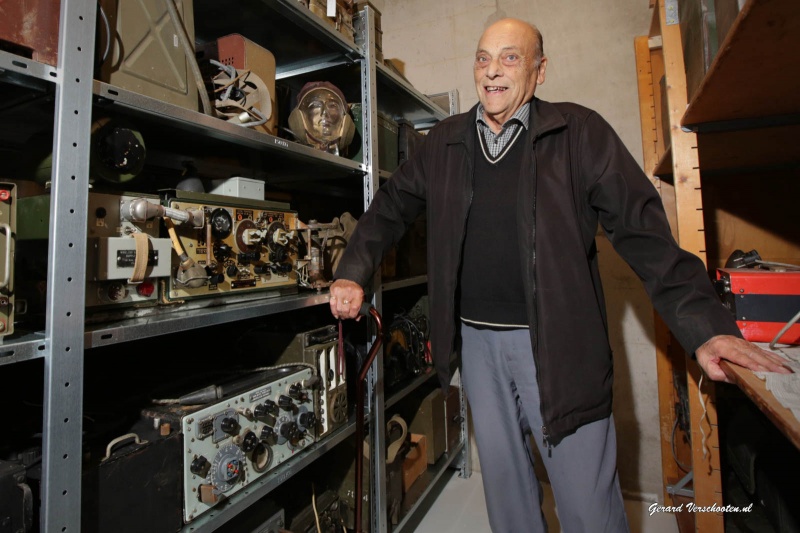 Het Bevrijdingsmuseum heeft een verzameling radio-apparatuur gekregen dat in oude bommenwerpers e.d. zat. Een oude man (weet zijn naam nog niet) schenkt dit, omdat hij kleiner gaat wonen. Collega Stef Heijltjes spreekt met de schenker en het museum. Groesbeek, 1-10-2015 . dgfoto.