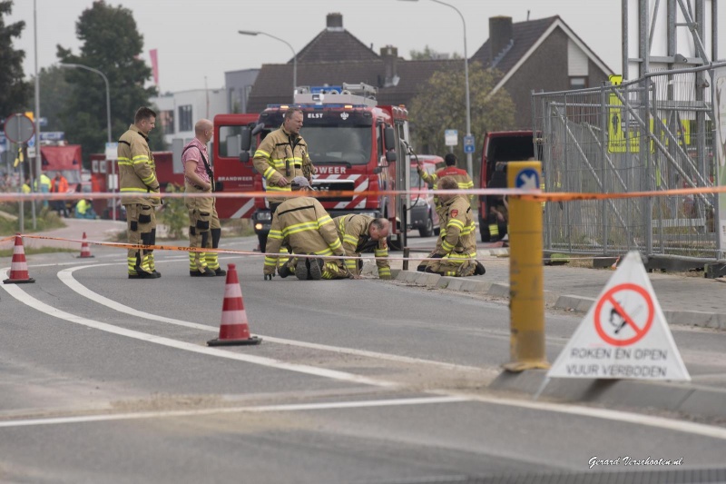 Gaslek bij spoorwegovergang Elst, Brandweer en Liander speuren, Alles afgezet. Elst, 3-10-2015 . dgfoto.