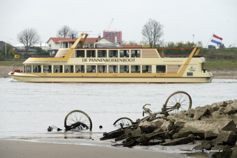 Extreem laag water, tweede pijler Waalbrug helemaal droog.Er liggen daar wel 10 fietsen.. Nijmegen, 11-11-2015 .