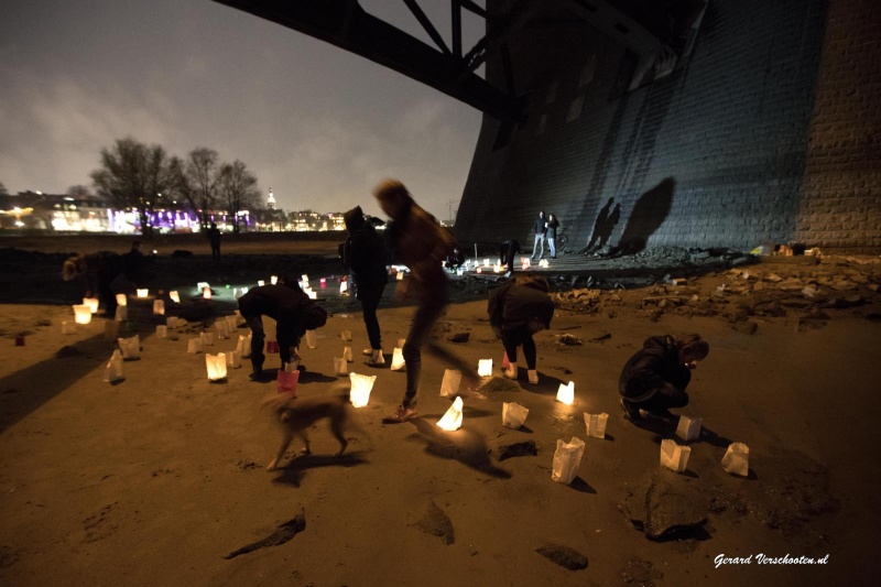 Onder de Waalbrug werden kaarsjes aangestoken voor alle vluchtelingen en de slachtoffers van de aaanslagen in Parijs. Nijmegen, 14-11-2015 .