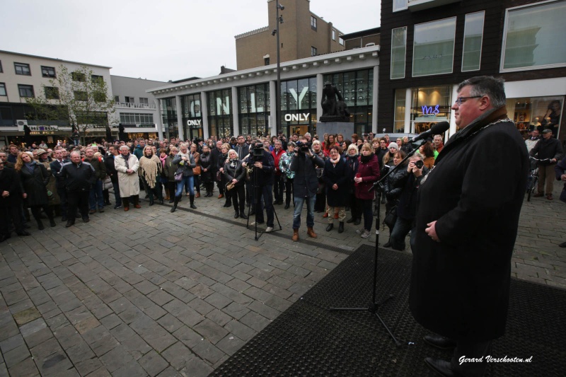 1 minuut stilte op plein'44 voor de aanslagen in Parijs met o.a burgemeester Bruls.. Nijmegen, 16-11-2015 .