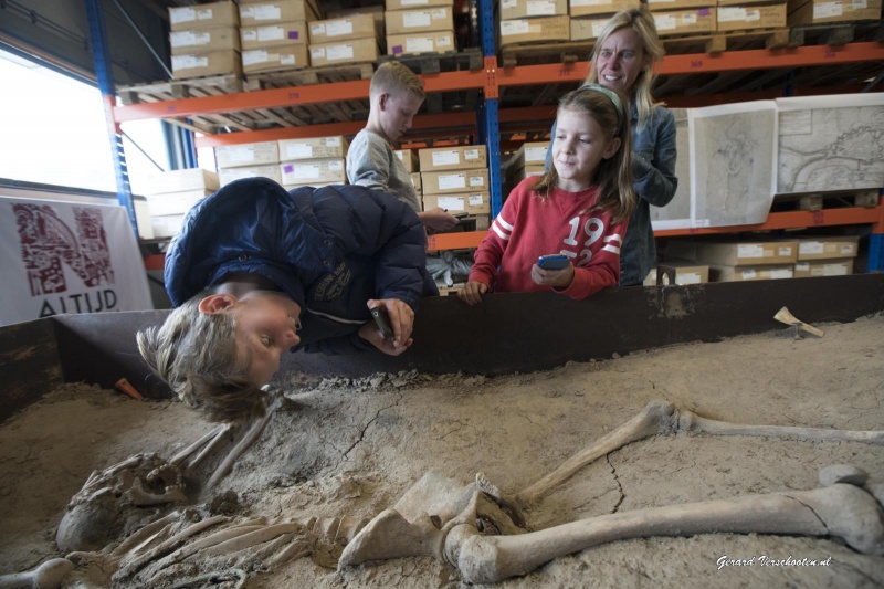 In depot Archeologie van gemeente Nijmegen is de 'schreeuwende soldaat' te bezoeken. Nijmegen, 28-10-2015 . dgfoto.