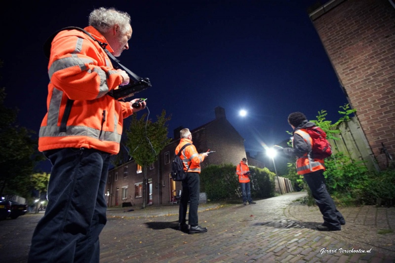 Onderzoeksbedrijf Loo Plan onderzoekt vanavond of en hoeveel vleermuizen er rondvliegen in de Kolpingwijk. Dit omdat die de start van de renovatie en sloop van delen kunnen hinderen. Nijmegen, 29-9-2015 . dgfoto.