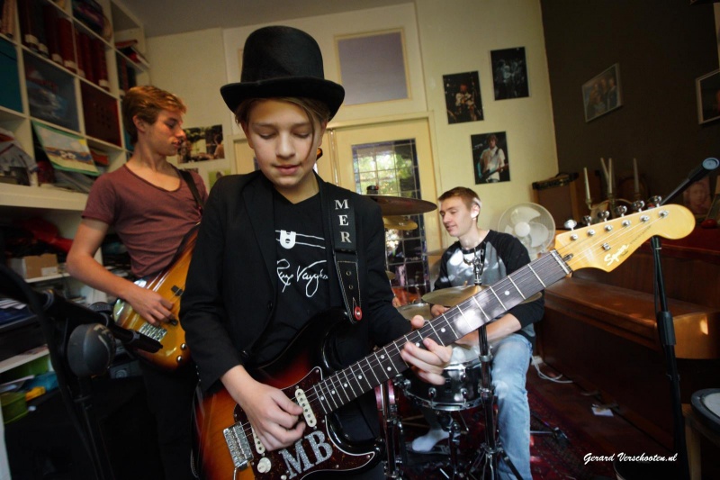 De 12-jarige Meryn Bevelander heeft zijn eigen bluesband: De Meryn Bevelander Band. . Nijmegen, 29-10-2015 .