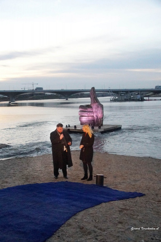 Ruimte voor de rivuer, minister Schultz en burgemeester Bruls laten het eerste water in de nevengeul.. met ook Paul Depla en Jan vd Meer.. Nijmegen, 3-12-2015 .