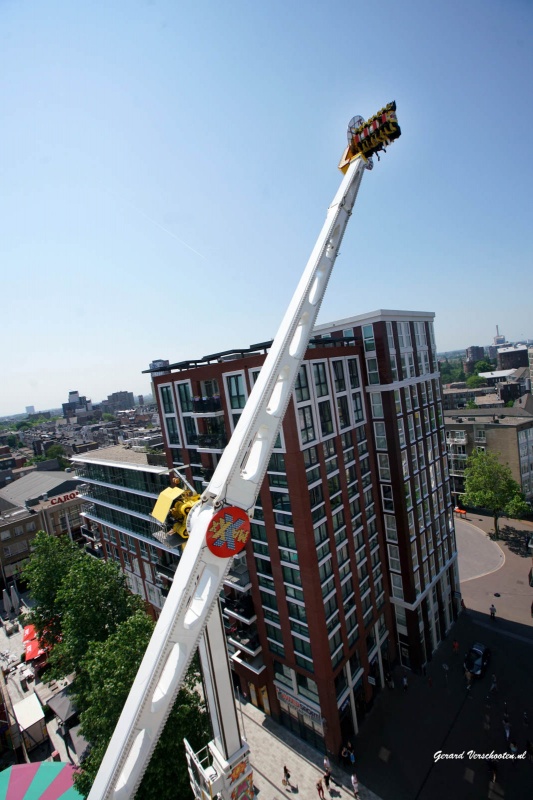 Booster op kermis gaat vlak langs de woningen, plein '44. Nijmegen, 6-6-2016 .